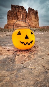 An Early Morning Discovery: Mr. Pumpkin Head's Adventure in Arches ♪ Any Vision,Arches National Park,Calabaza,Jack-o'-lantern,Labels,Landmarks,Landscape,Plant,Pumpkin,Rock,Sky,Smile,Vacation,Winter squash,Yellow,